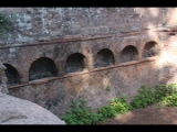 00098 ostia - necropoli della via ostiense (porta romana necropolis) - b12 - colombari gemelli - li - gesehen von der via dei sepolcri - 2016.jpg